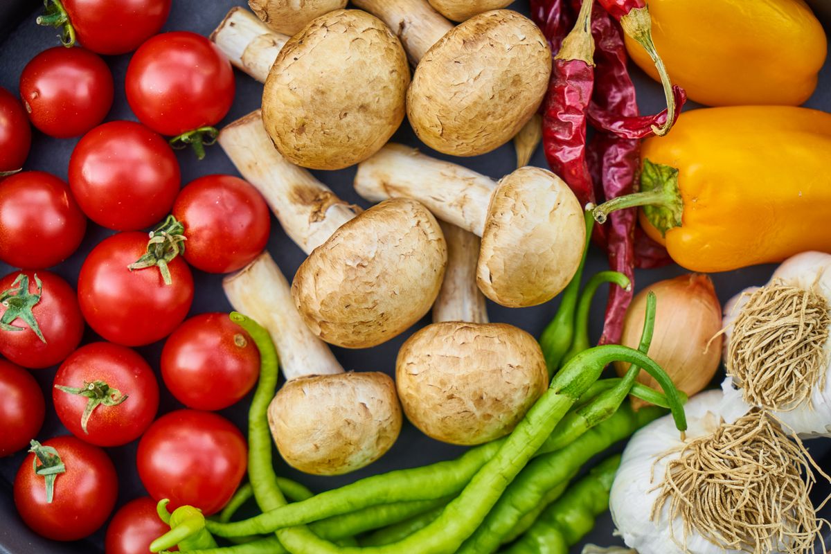 Karfiolové curry s cukrovým hráškom, ananásom a marinovaným pečeným tofu