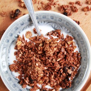 Čokoládová granola so sušenými slivkami a vlašskými orechmi